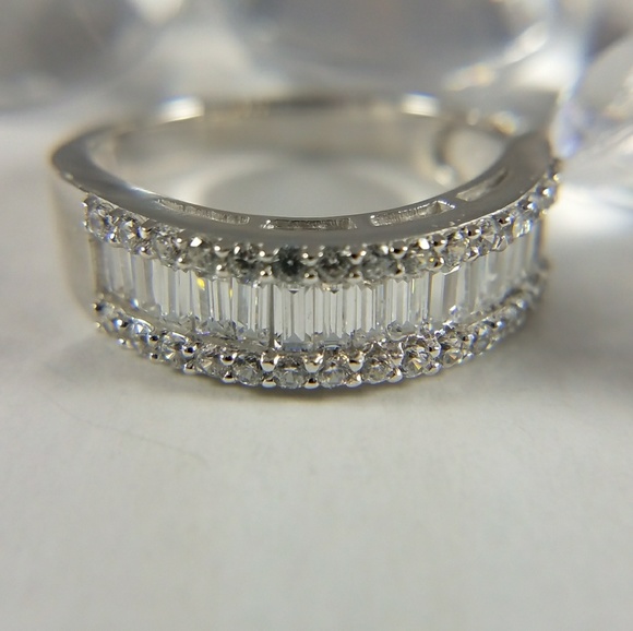 14k Solid White Gold Wedding Band Ring. Absolutely stunning. Stones are QZ - Picture 6 of 8
